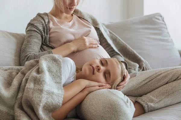 Hamile Anne Ayak Üzerinde Uyuyan Kızı Resim Kırpılmış — Stok fotoğraf