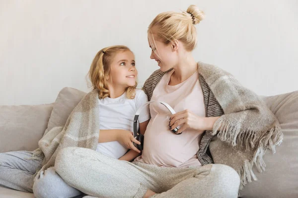 Madre Incinta Figlia Che Danno Ascoltare Musica Nascituro — Foto Stock