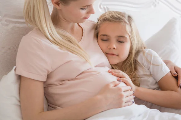 Happy Daughter Lying Pregnant Mother Shoulder Bed — Stock Photo, Image