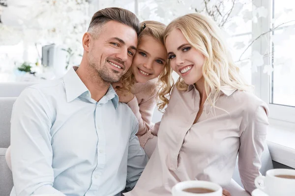 Glückliche Junge Familie Verbringt Zeit Miteinander Café — Stockfoto