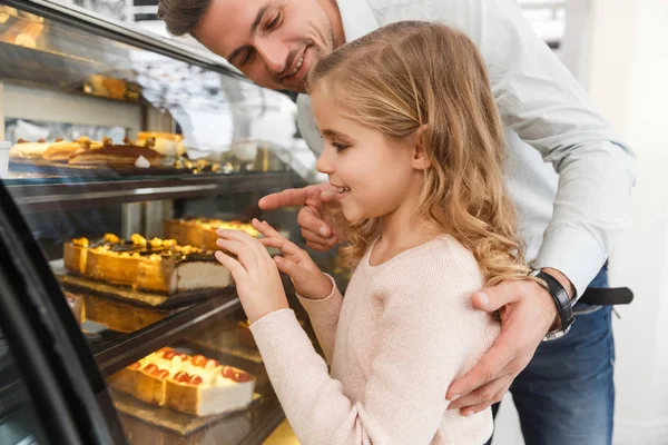 Choosing cake — Stock Photo, Image