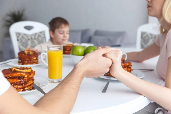 Tiro Cortado Família Orando Antes Café Manhã — Fotografia de Stock