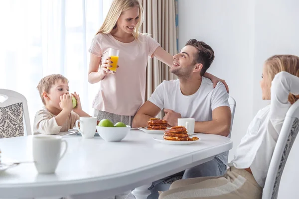 Νεαρή Οικογένεια Λαμβάνοντας Πρωινό Μαζί Στο Σπίτι — Φωτογραφία Αρχείου