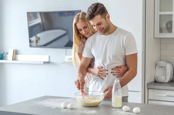 Homem cozinhando — Fotografia de Stock