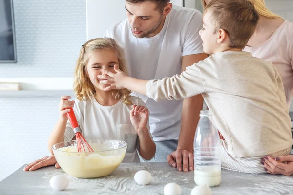 Mladá Rodina Hraje Při Vaření Snídaně Dohromady — Stock fotografie