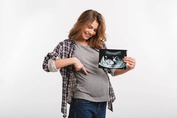 Улыбающаяся Беременная Женщина Ультразвуковым Сканированием Направленным Желудок Изолированный Серого — стоковое фото