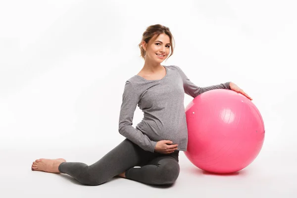 Glad Ung Gravid Kvinna Sitter Med Fitness Boll Isolerad Vit — Stockfoto