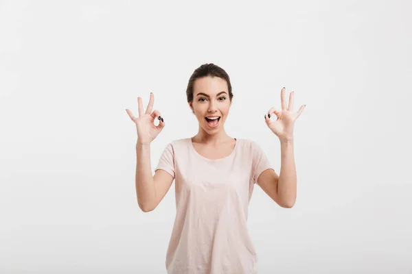 Glückliches Mädchen Zeigt Geste Mit Zwei Händen Isoliert Auf Weiß — Stockfoto