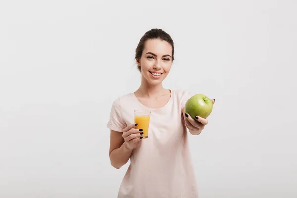 Χαμογελώντας Όμορφη Κορίτσι Δείχνει Πράσινο Μήλο Που Απομονώνονται Λευκό — Φωτογραφία Αρχείου