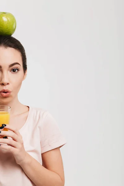 Beskuren Bild Flicka Med Apple Huvud Håller Glas Juice Isolerad — Stockfoto