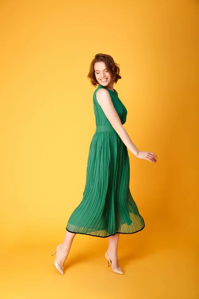 Joven Mujer Alegre Vestido Verde Aislado Naranja — Foto de Stock