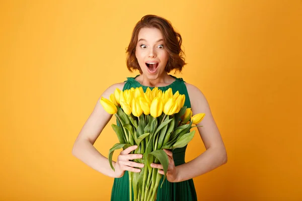 Retrato Mujer Sorprendida Mirando Ramo Tulipanes Amarillos Manos Aisladas Naranja — Foto de Stock