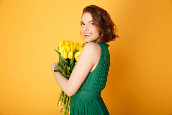 Vue Latérale Femme Gaie Avec Bouquet Tulipes Jaunes Isolées Sur — Photo