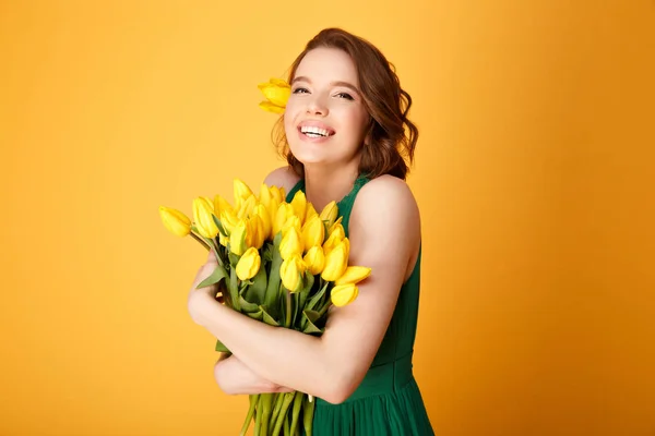 Portré Boldog Zöld Ruhában Elszigetelt Narancs Sárga Tulipán Csokor — Stock Fotó