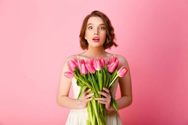 buket Pembe Lale pink izole kamera bakarak şok genç kadın