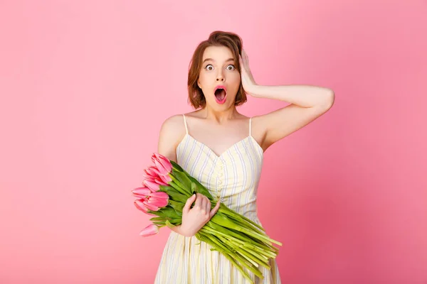 Retrato Mujer Conmocionada Con Ramo Tulipanes Rosados Aislados Rosa — Foto de Stock