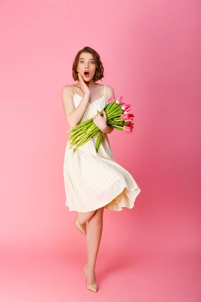 Young Shocked Woman Bouquet Pink Tulips Looking Camera Isolated Pink — Stock Photo, Image