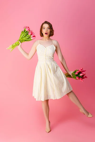 Mujer Conmocionada Vestido Blanco Con Ramos Flores Primavera Aislados Rosa — Foto de Stock