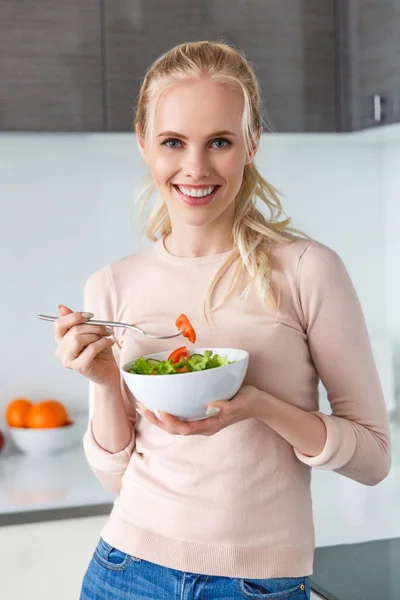 Hermosa Mujer Joven Comiendo Ensalada Verduras Frescas Sonriendo Cámara —  Fotos de Stock