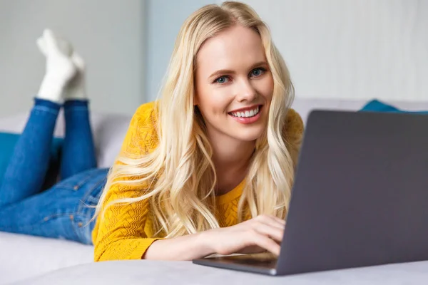 Användning av laptop — Stockfoto