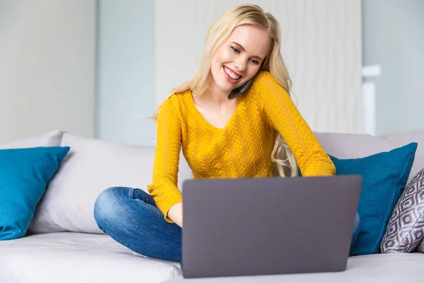 Bella Sorridente Giovane Donna Bionda Che Utilizza Computer Portatile Parla — Foto Stock