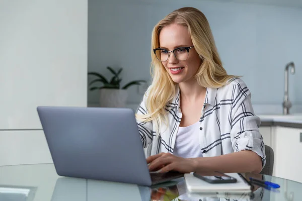 Senyum Indah Wanita Muda Dalam Kacamata Menggunakan Laptop Saat Bekerja — Stok Foto