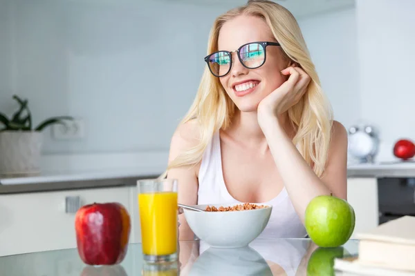 Bela Sorrindo Jovem Mulher Óculos Tomando Café Manhã Casa — Fotografia de Stock Grátis