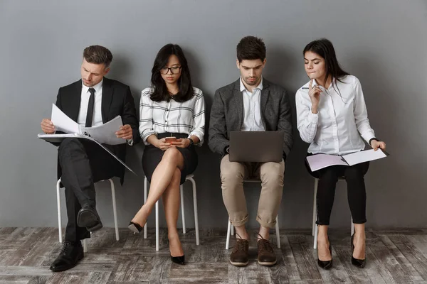 Multiethnische Geschäftsleute Mit Digitalen Geräten Und Ordnern Warten Auf Ein — Stockfoto