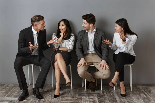 Gente Negocios Interracial Ropa Formal Teniendo Conversación Mientras Esperan Entrevista —  Fotos de Stock