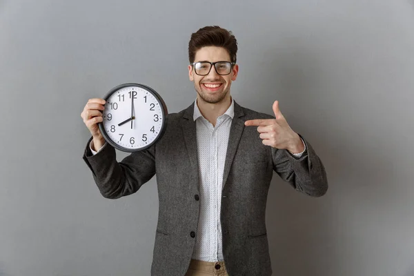 Portret Uśmiechający Się Biznesmen Wskazując Zegar Rękę Patrząc Kamery Ścianie — Zdjęcie stockowe
