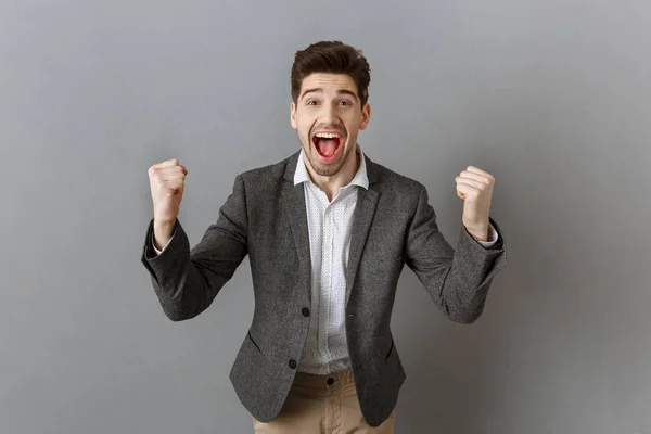 Retrato Empresario Emocionado Haciendo Gestos Mirando Cámara Contra Fondo Gris —  Fotos de Stock