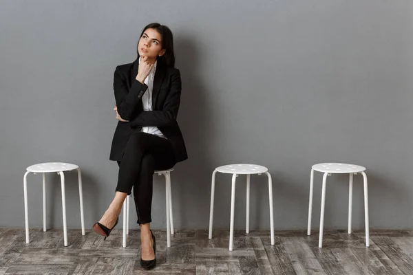 Nachdenkliche Geschäftsfrau Anzug Wartet Auf Vorstellungsgespräch — Stockfoto