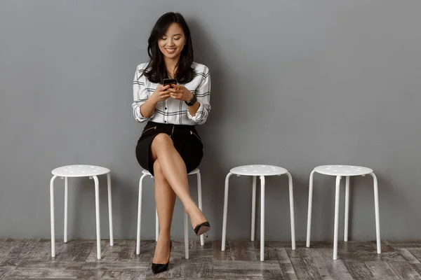 Sonriente Asiático Mujer Negocios Con Smartphone Espera Trabajo Entrevista — Foto de Stock