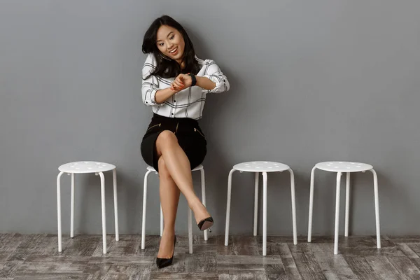 Sorrindo Asiático Empresária Falando Smartphone Verificando Tempo Enquanto Espera Por — Fotografia de Stock Grátis