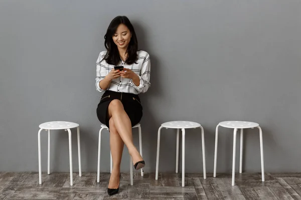 Sorridente Donna Affari Asiatica Utilizzando Smartphone Attesa Colloquio Lavoro — Foto Stock