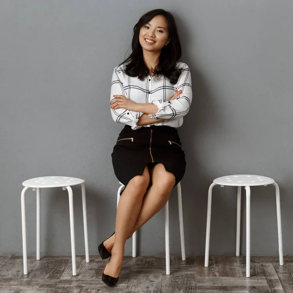 Lächelnde Asiatische Geschäftsfrau Mit Verschränkten Armen Wartet Auf Vorstellungsgespräch — Stockfoto