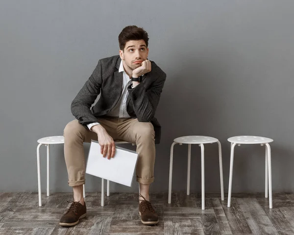 Uomo Affari Pensieroso Con Documenti Attesa Colloquio Lavoro Sulla Sedia — Foto Stock