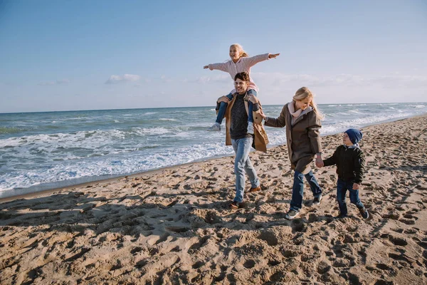 Familia en la orilla del mar en otoño - foto de stock