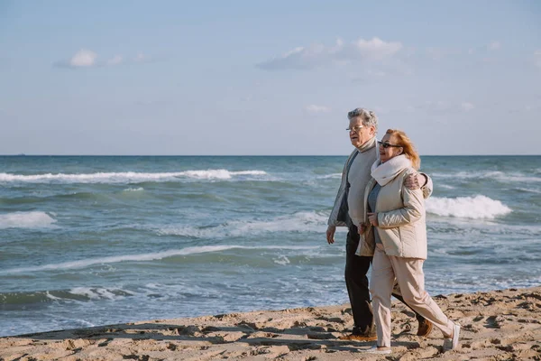 Seniorenpaar an der Küste — Stockfoto