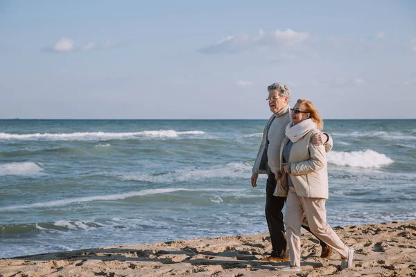 Pareja mayor en la orilla del mar - foto de stock