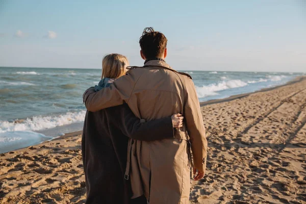 Casal abraçando e andando na praia — Fotografia de Stock