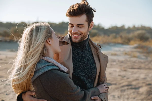 Pareja abrazándose en la playa - foto de stock