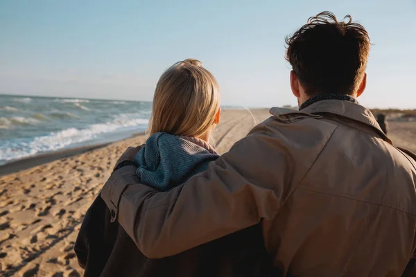 Пара обнимается на берегу моря — стоковое фото