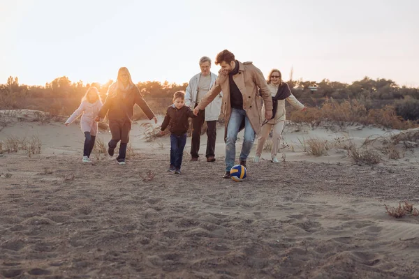 Familia multigeneracional pasando tiempo juntos - foto de stock