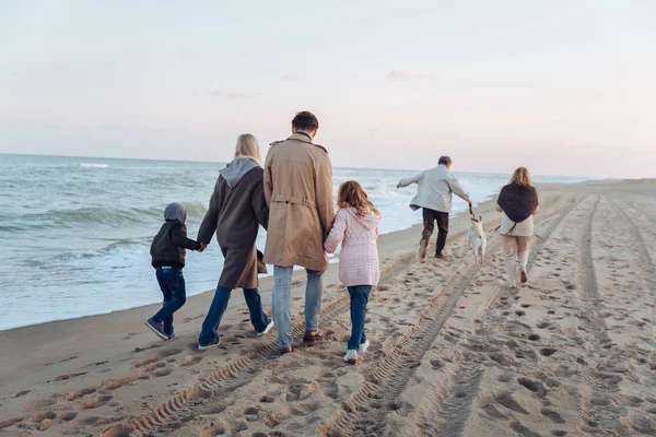 Familia caminando con perro - foto de stock