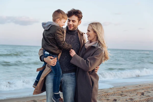 Familia con hijo a orillas del mar - foto de stock