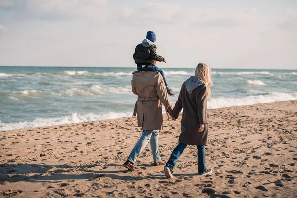 Parents avec fils sur les épaules — Photo de stock