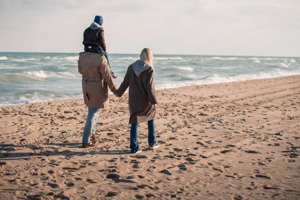 Familie spaziert im Herbst am Strand — Stockfoto