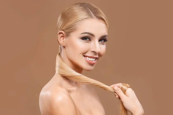 Mujer con el pelo largo - foto de stock