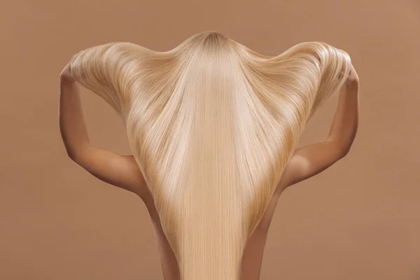 Lange schöne blonde Haare — Stockfoto